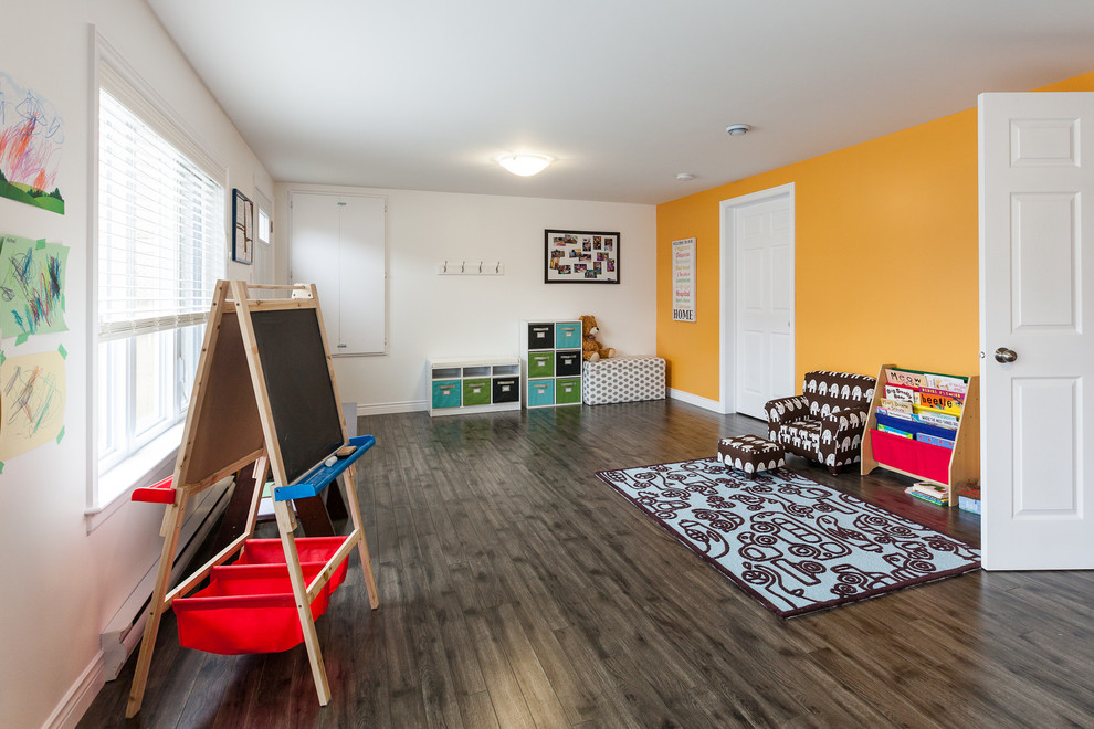 Bild på ett funkis barnrum, med mörkt trägolv, brunt golv och flerfärgade väggar