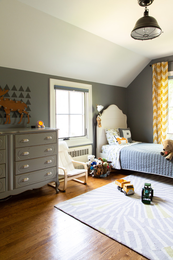 Réalisation d'une chambre d'enfant champêtre avec un mur gris, un sol en bois brun et un sol marron.