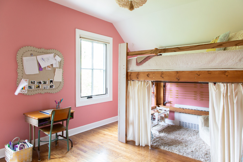 Пример оригинального дизайна: детская в стиле кантри с розовыми стенами, паркетным полом среднего тона и коричневым полом