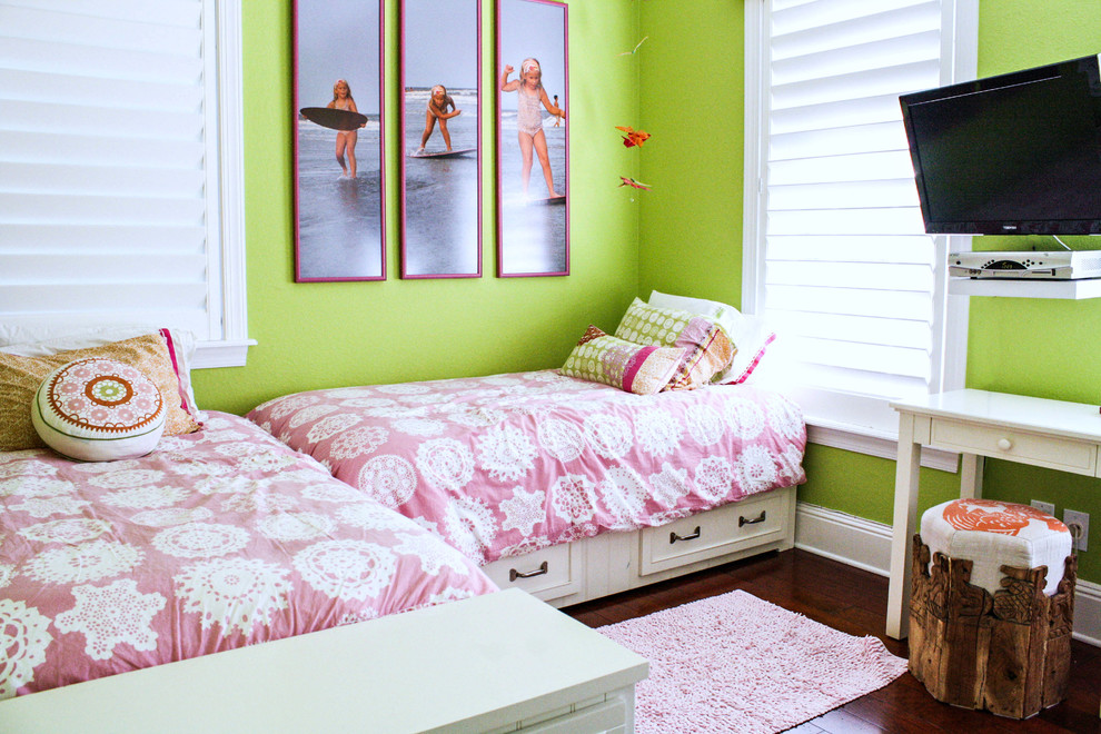 Ejemplo de dormitorio infantil actual con paredes verdes