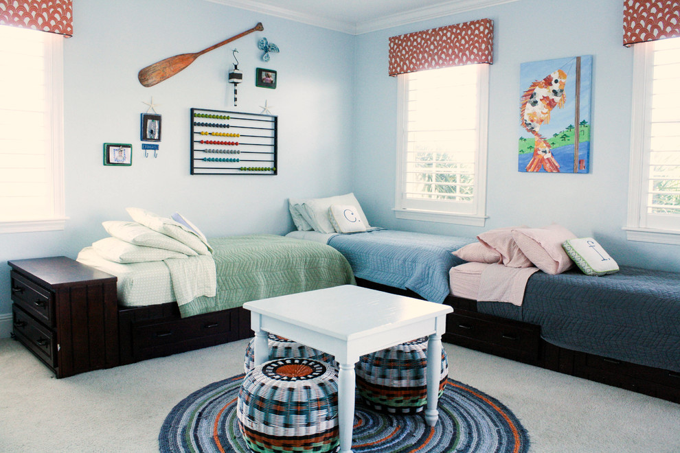 Idées déco pour une chambre d'enfant contemporaine avec un mur bleu.
