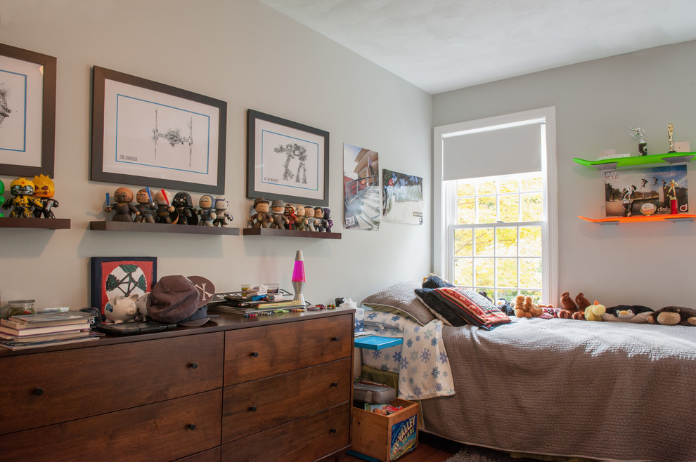 ボストンにあるトランジショナルスタイルのおしゃれな男の子の部屋 (グレーの壁) の写真