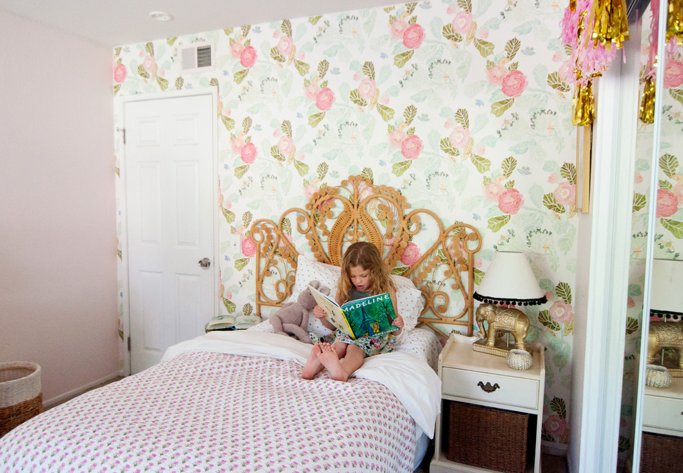 Mittelgroßes Eklektisches Mädchenzimmer mit Schlafplatz und rosa Wandfarbe in Los Angeles