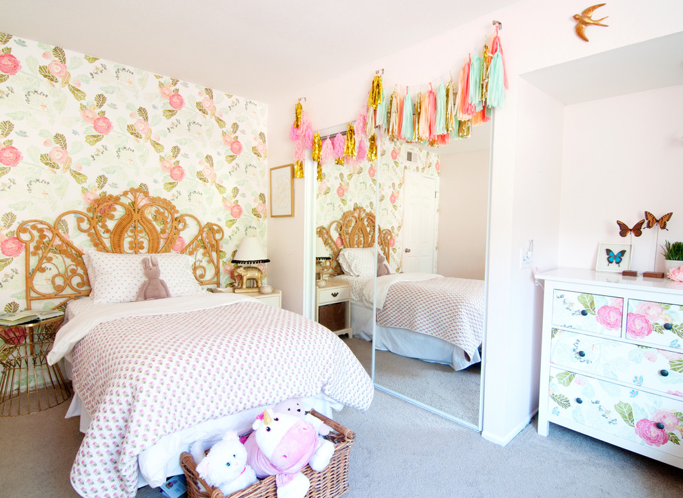 Foto på ett mellanstort eklektiskt flickrum kombinerat med sovrum och för 4-10-åringar, med rosa väggar