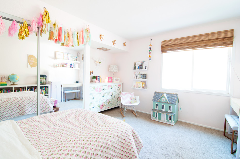 Immagine di una cameretta per bambini da 4 a 10 anni eclettica di medie dimensioni con pareti rosa