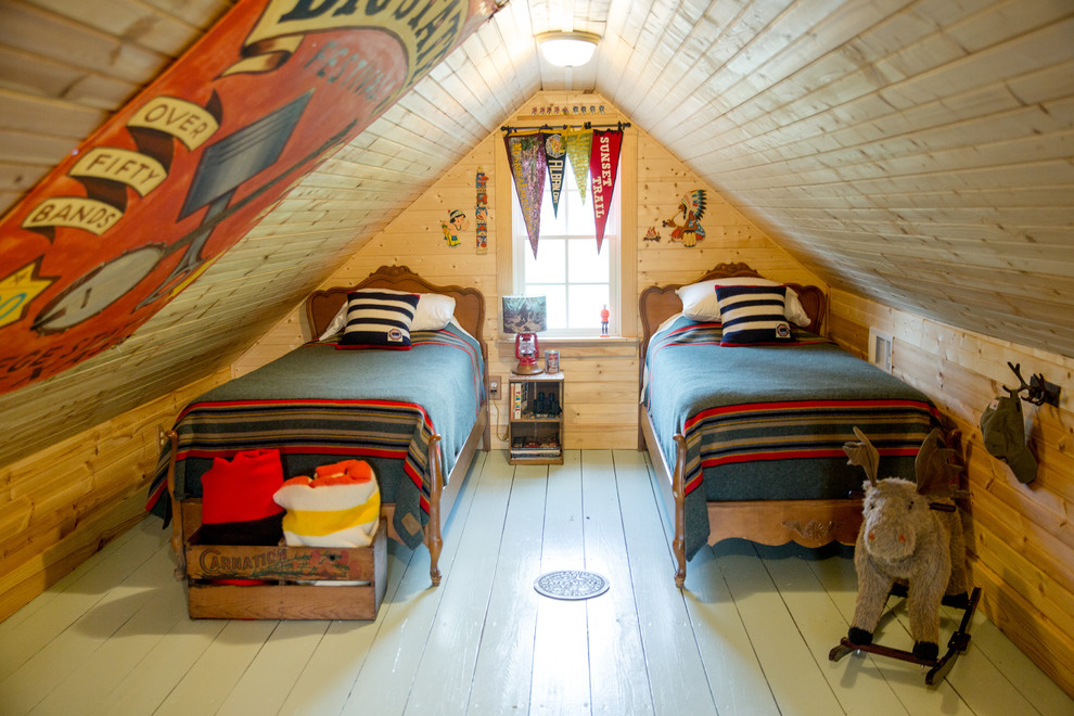 Ejemplo de dormitorio infantil campestre con paredes marrones, suelo de madera pintada y suelo verde