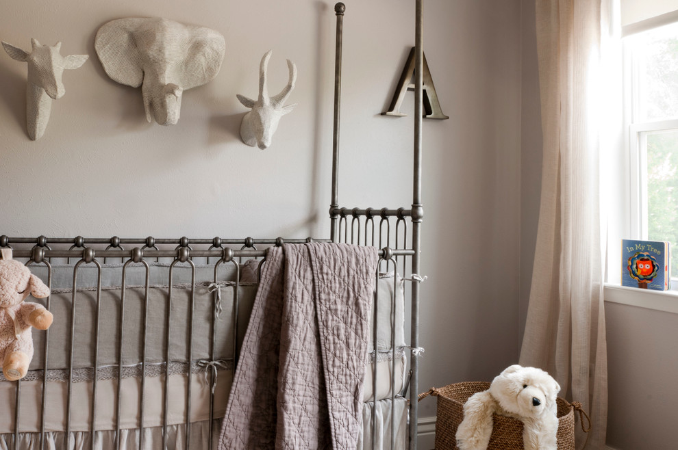 Idée de décoration pour une chambre de bébé tradition.