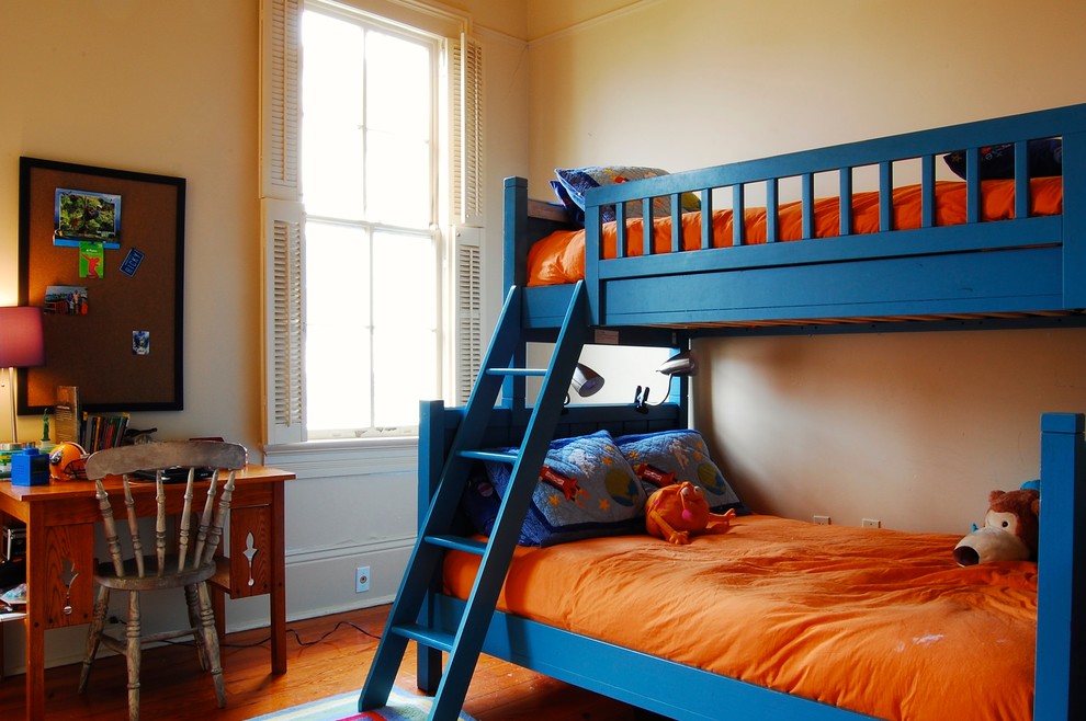 Cette photo montre une chambre de garçon chic avec un lit superposé.