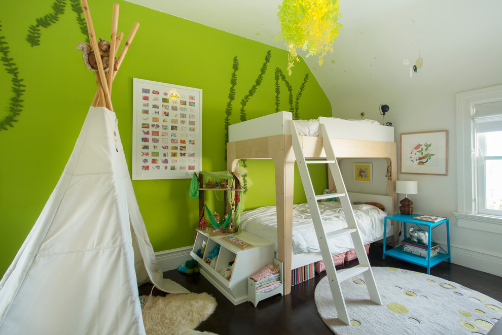 サンフランシスコにあるコンテンポラリースタイルのおしゃれな子供部屋 (濃色無垢フローリング、マルチカラーの壁、二段ベッド) の写真
