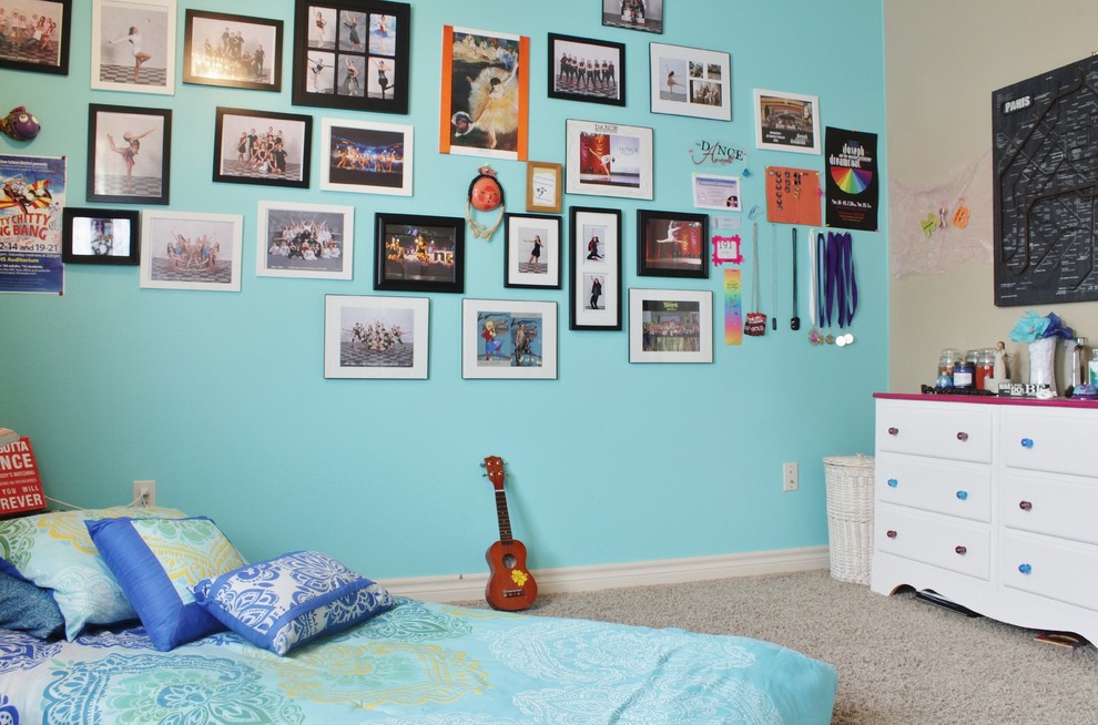 シアトルにある中くらいなエクレクティックスタイルのおしゃれな子供部屋 (青い壁、カーペット敷き、ティーン向け) の写真