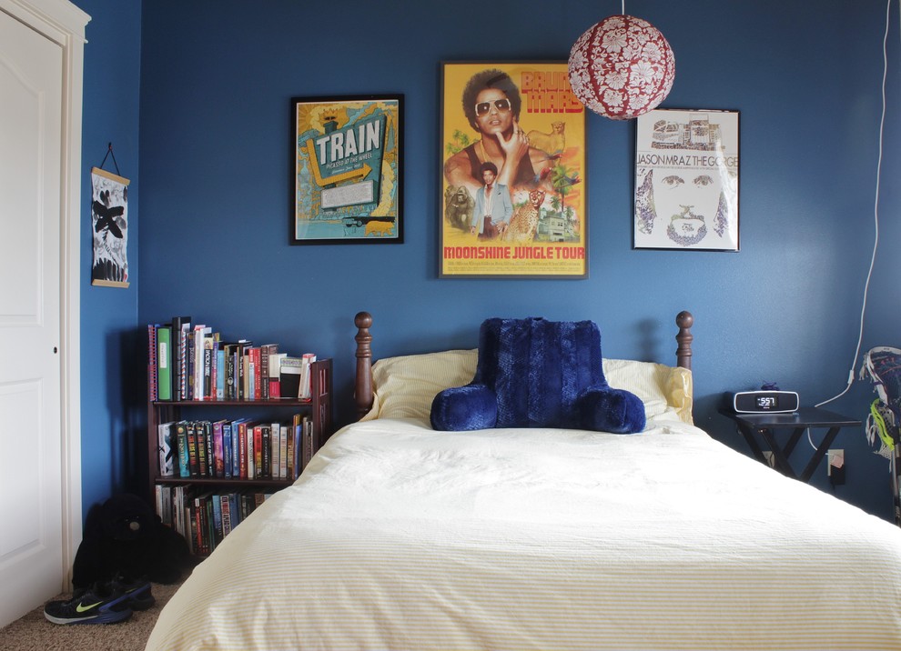 Exemple d'une chambre d'enfant chic de taille moyenne avec un mur bleu et moquette.