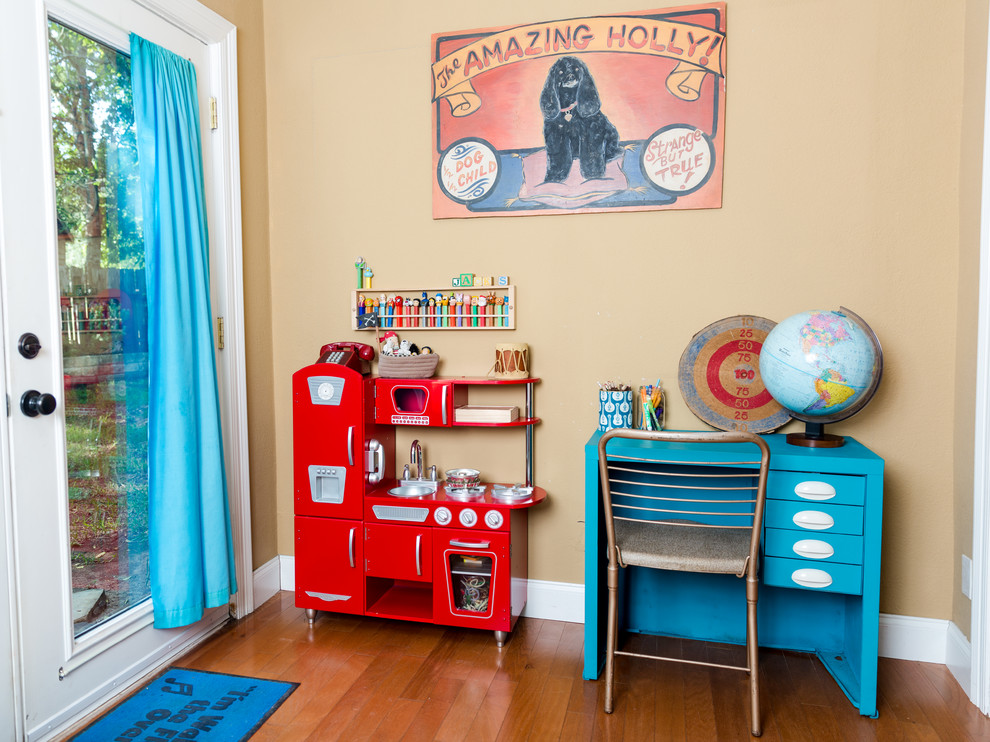 Cette photo montre une chambre d'enfant éclectique.