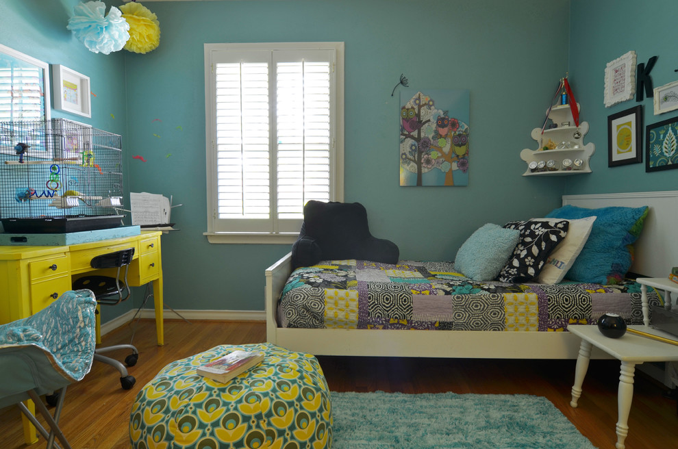 Neutrales Klassisches Jugendzimmer mit Schlafplatz, blauer Wandfarbe und braunem Holzboden in Dallas