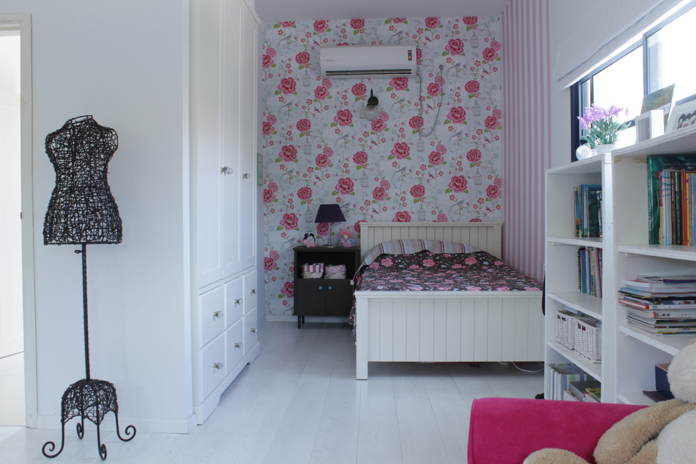 Foto de habitación de niña romántica con suelo de madera pintada y suelo blanco