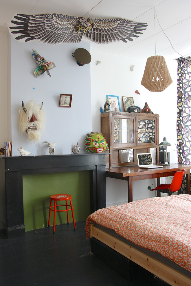 Inspiration för minimalistiska könsneutrala tonårsrum kombinerat med skrivbord, med vita väggar och målat trägolv
