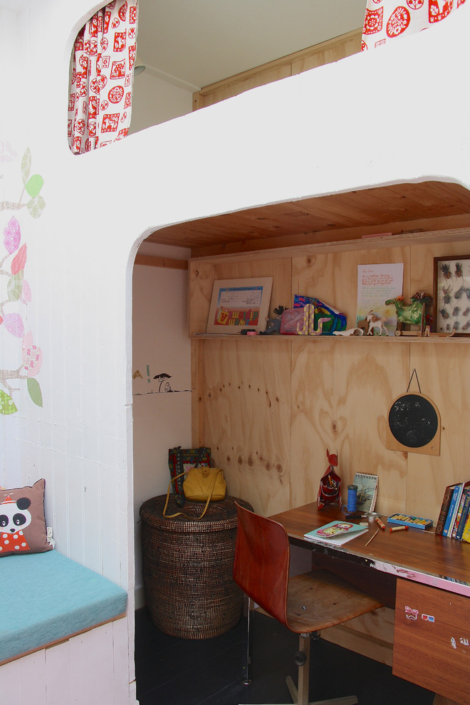 Bild på ett nordiskt könsneutralt tonårsrum kombinerat med skrivbord, med vita väggar