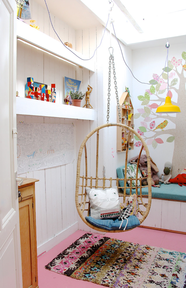 Skandinavisk inredning av ett flickrum kombinerat med lekrum, med vita väggar, målat trägolv och rosa golv