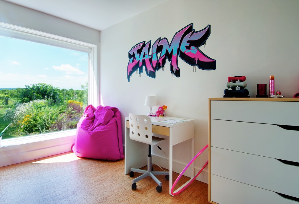 Bild på ett funkis tonårsrum, med ljust trägolv och vita väggar