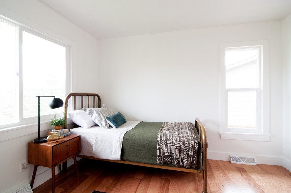 Modelo de dormitorio infantil de 4 a 10 años retro de tamaño medio con paredes blancas y suelo de madera clara