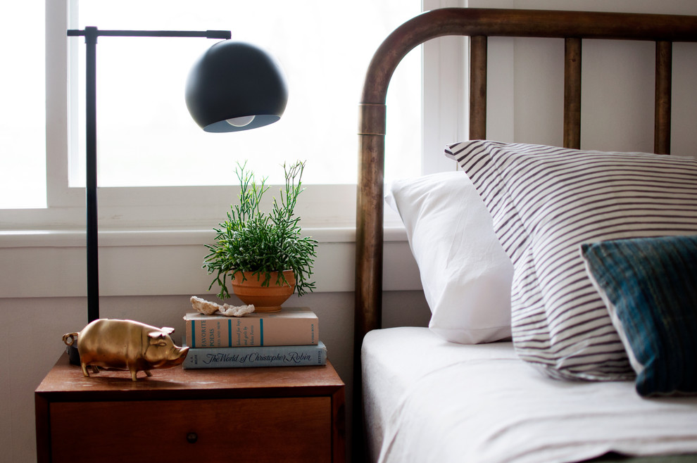 Ejemplo de dormitorio vintage de tamaño medio con paredes blancas y suelo de madera clara