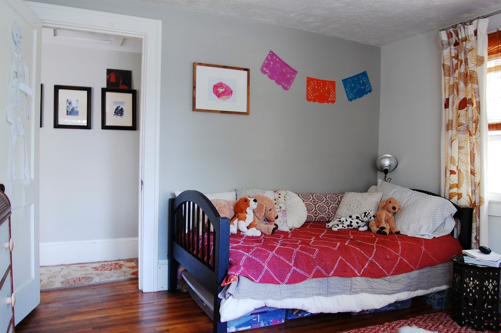Modelo de dormitorio infantil ecléctico con paredes grises