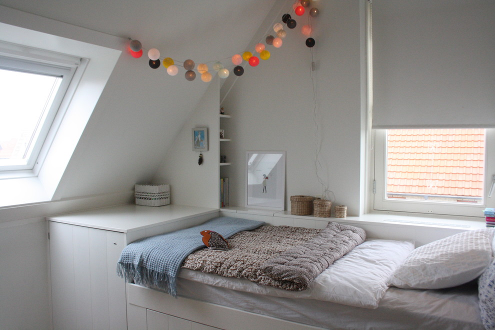 Contemporary kids' bedroom in Amsterdam.