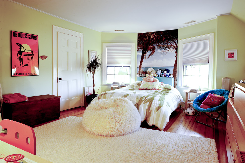 Modernes Kinderzimmer mit Schlafplatz, grüner Wandfarbe, braunem Holzboden und braunem Boden in Boston