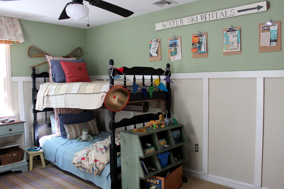 Inspiration pour une chambre d'enfant rustique avec un mur beige et un lit superposé.