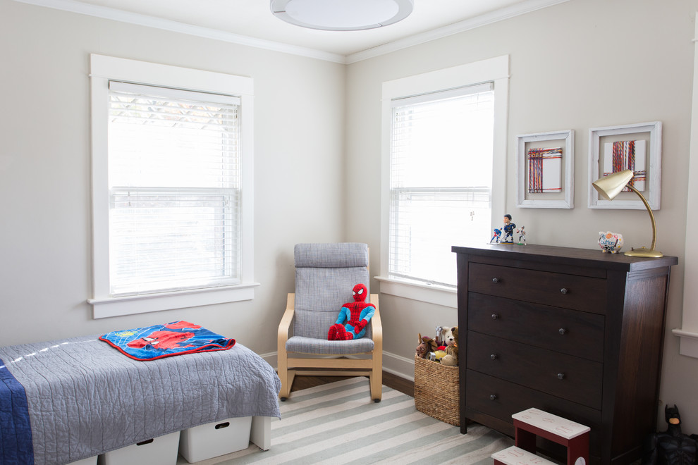 Imagen de dormitorio infantil de 4 a 10 años tradicional de tamaño medio con paredes beige