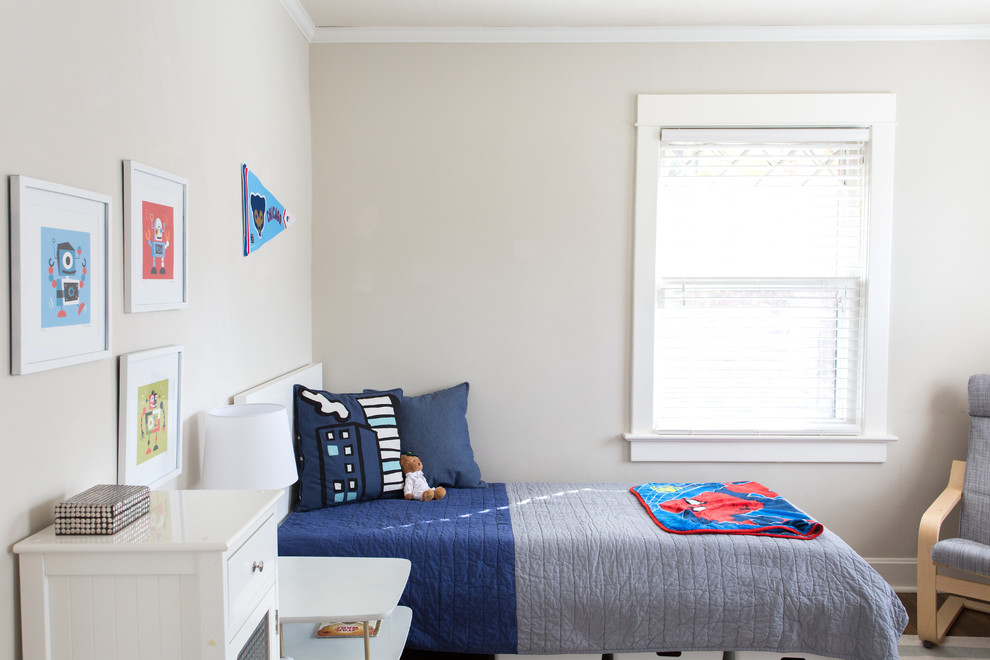 На фото: детская среднего размера в классическом стиле с спальным местом и бежевыми стенами для ребенка от 4 до 10 лет, мальчика