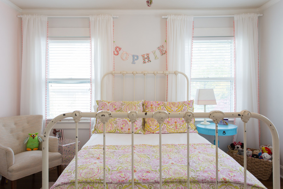 Idéer för mellanstora vintage flickrum kombinerat med sovrum och för 4-10-åringar, med vita väggar