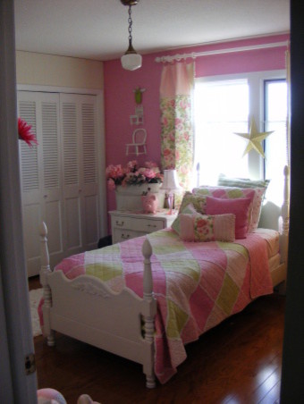 Example of a classic kids' room design in Other