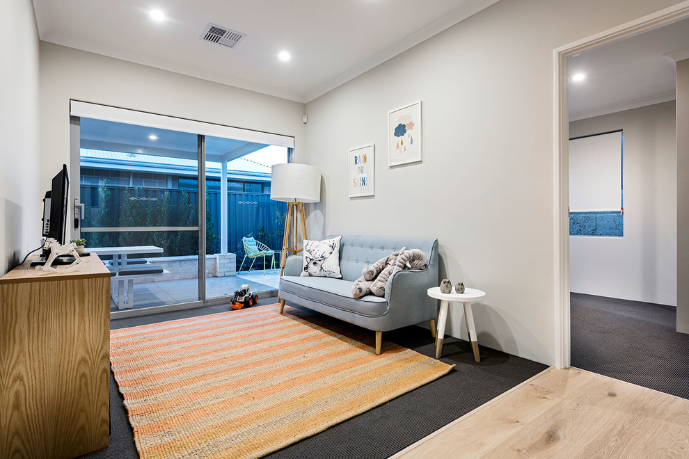 Idéer för att renovera ett minimalistiskt könsneutralt småbarnsrum kombinerat med lekrum, med grå väggar och heltäckningsmatta