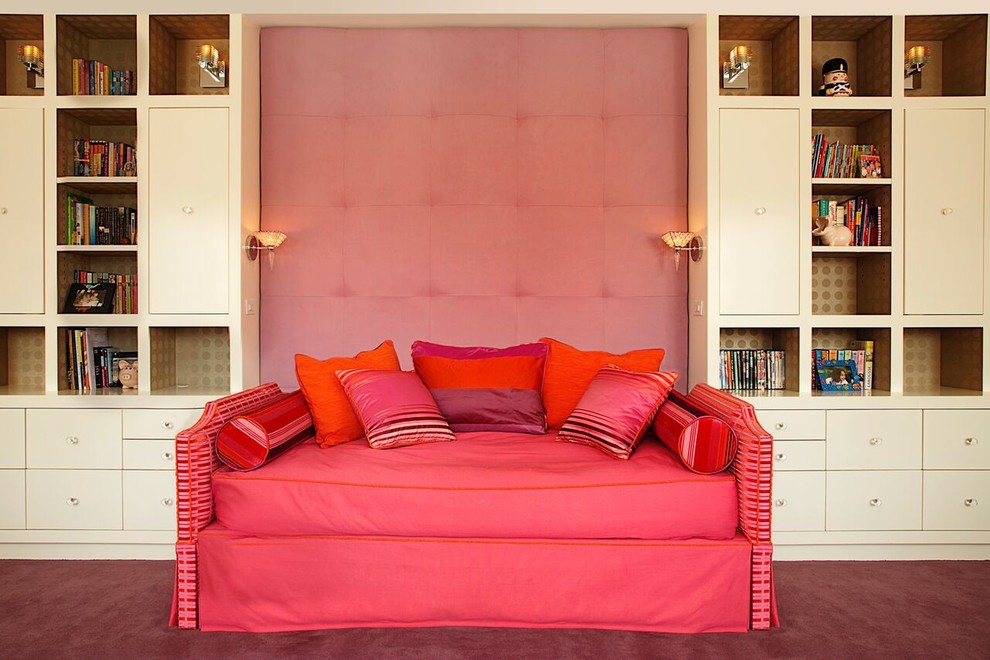 Idéer för ett mellanstort modernt flickrum kombinerat med sovrum och för 4-10-åringar, med vita väggar, heltäckningsmatta och rött golv