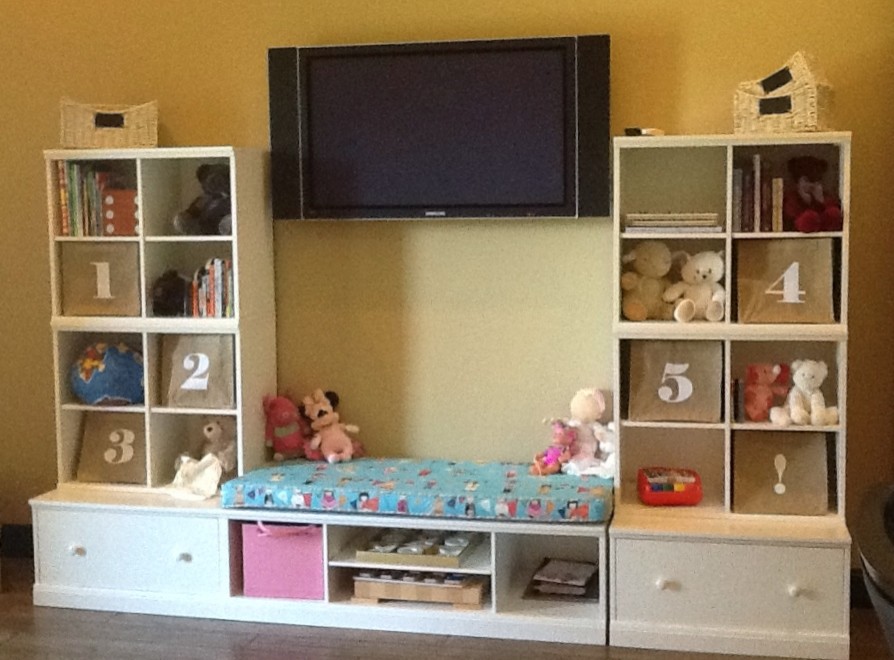 Immagine di una cameretta per bambini da 4 a 10 anni tradizionale di medie dimensioni con pareti beige e pavimento in legno massello medio