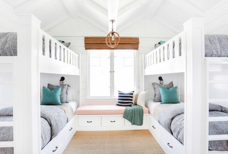 Foto di una cameretta da letto da 4 a 10 anni costiera di medie dimensioni con pareti bianche, moquette e pavimento marrone