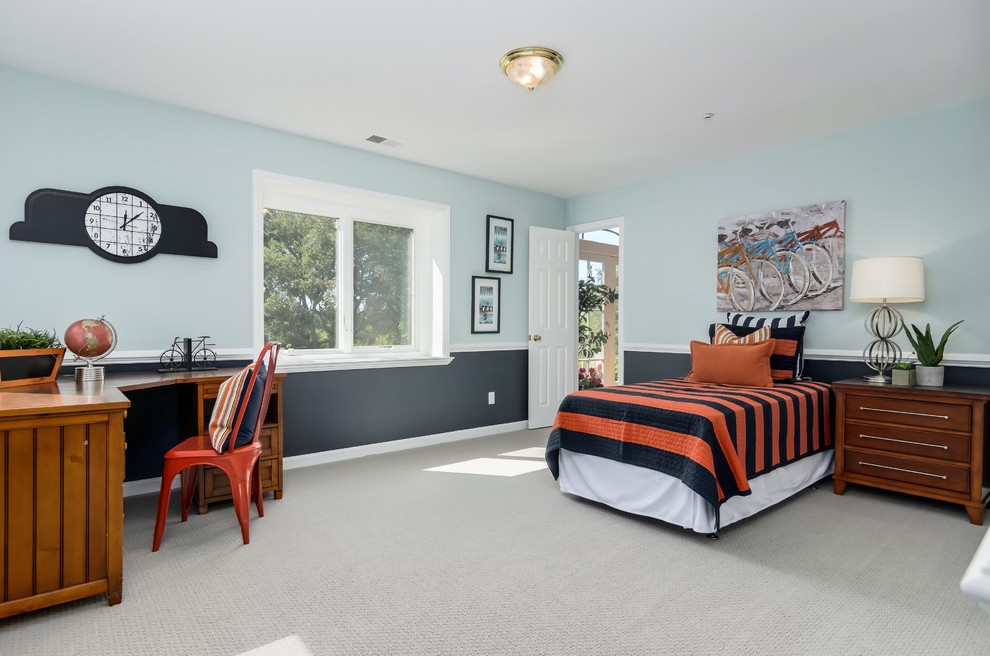 Inspiration för stora klassiska barnrum kombinerat med sovrum, med blå väggar och heltäckningsmatta