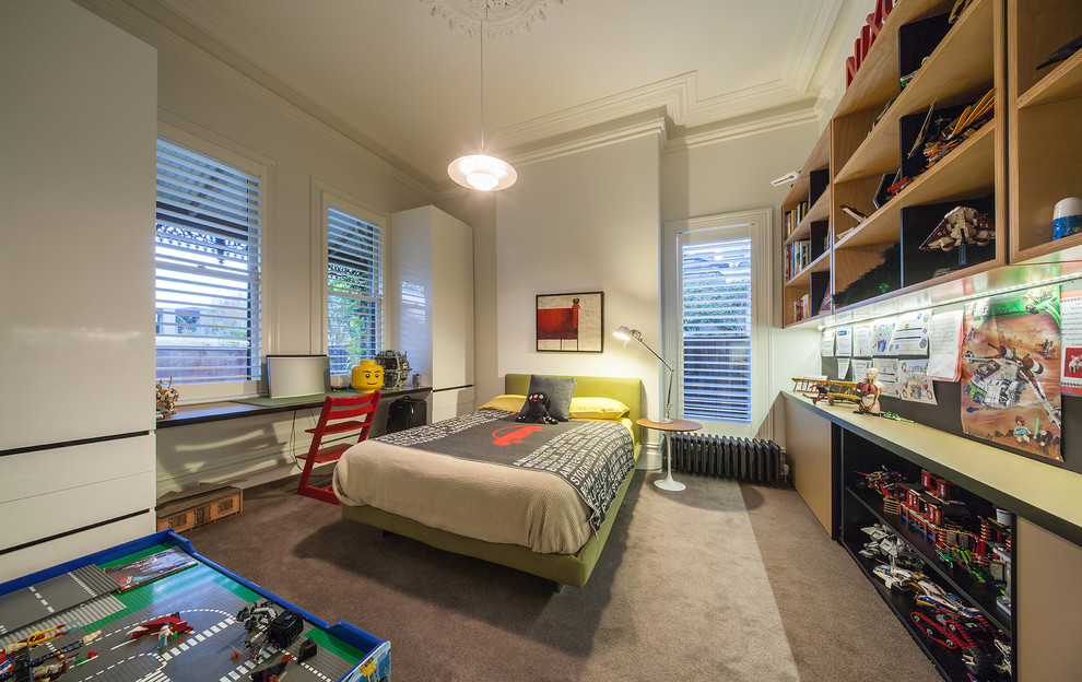 Idéer för funkis pojkrum kombinerat med sovrum, med vita väggar och heltäckningsmatta