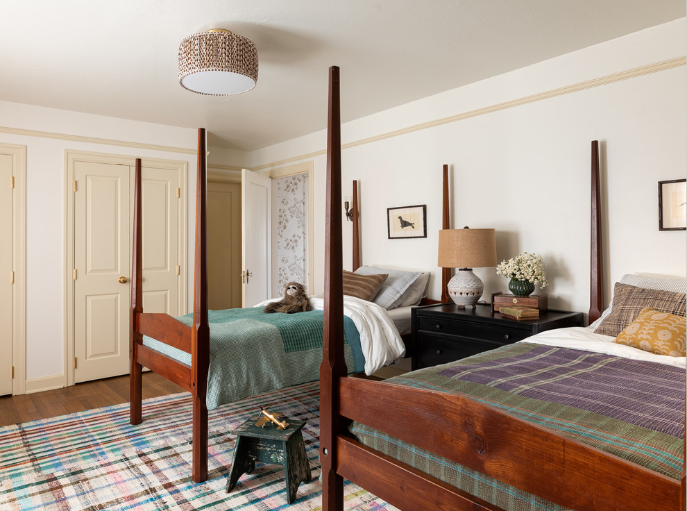 Idéer för vintage barnrum kombinerat med sovrum, med vita väggar, mellanmörkt trägolv och brunt golv