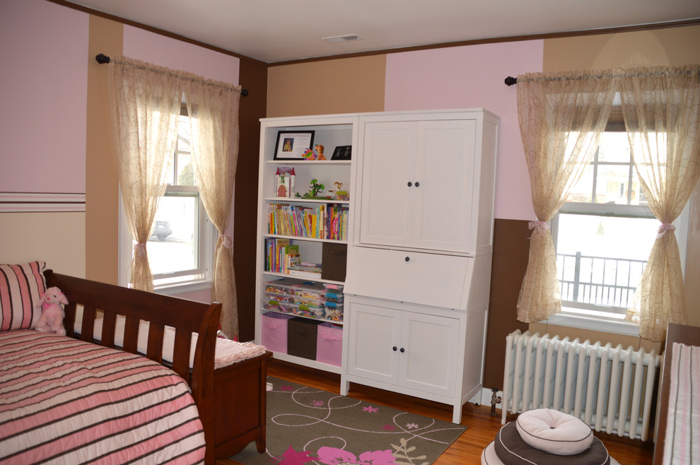 Источник вдохновения для домашнего уюта: детская в классическом стиле с розовыми стенами и паркетным полом среднего тона для ребенка от 4 до 10 лет, девочки