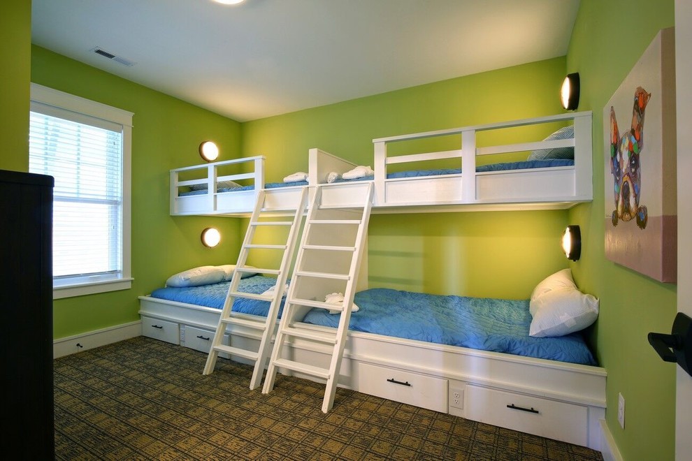 Inredning av ett maritimt mellanstort könsneutralt barnrum kombinerat med sovrum och för 4-10-åringar, med gröna väggar, heltäckningsmatta och brunt golv