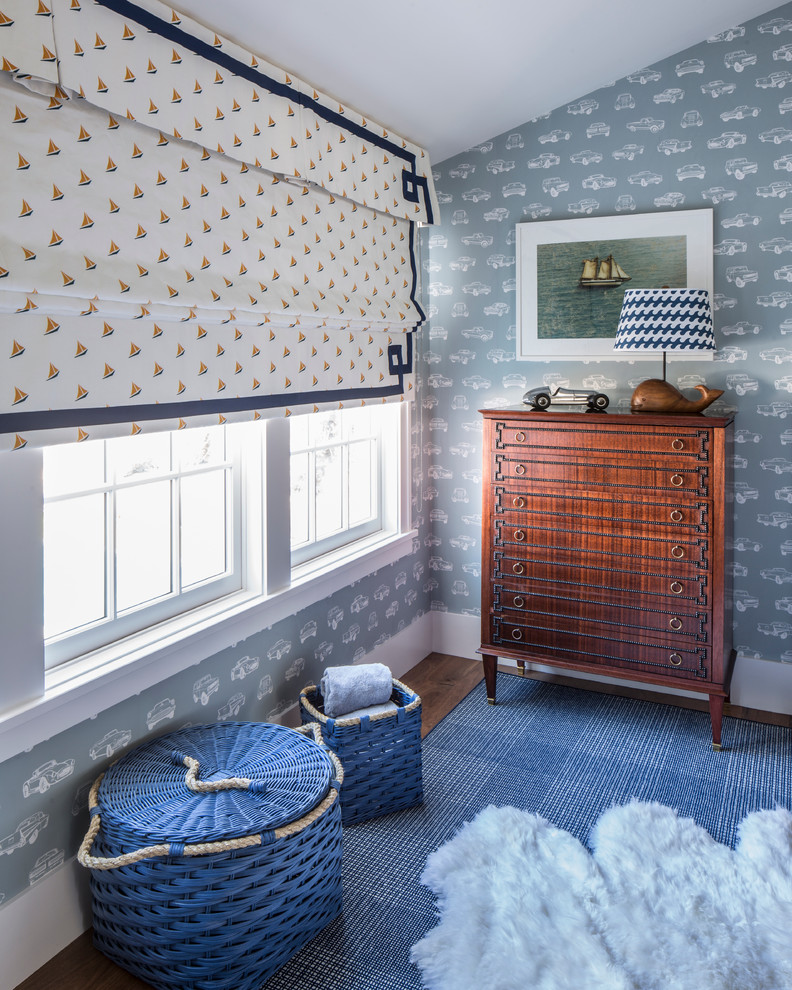 Cette image montre une petite chambre d'enfant de 4 à 10 ans marine avec un sol en bois brun et un mur multicolore.
