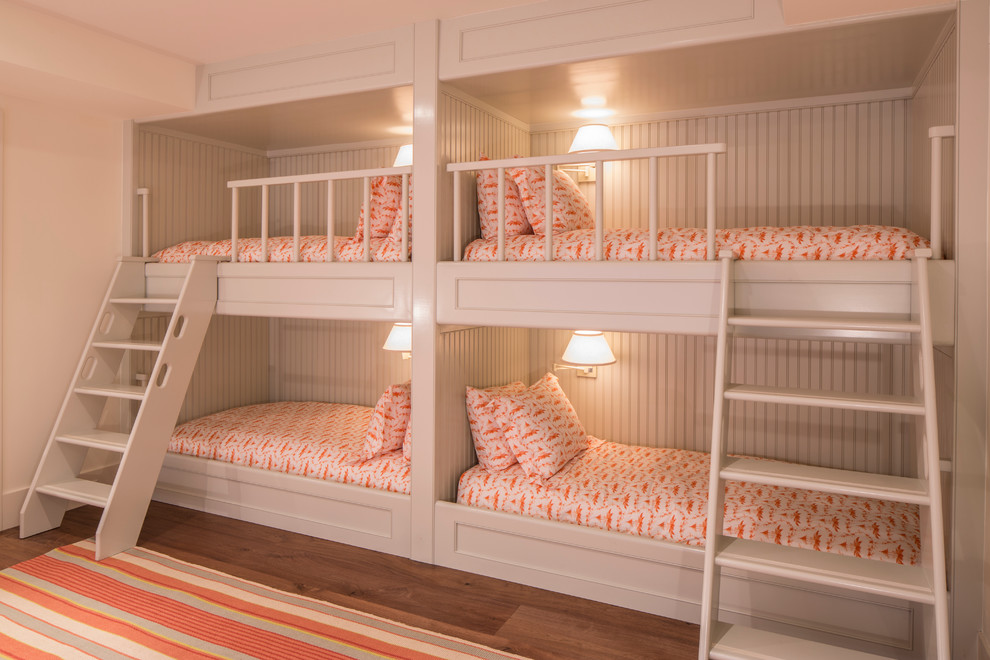 Bild på ett mellanstort maritimt könsneutralt barnrum kombinerat med sovrum och för 4-10-åringar, med grå väggar och mellanmörkt trägolv
