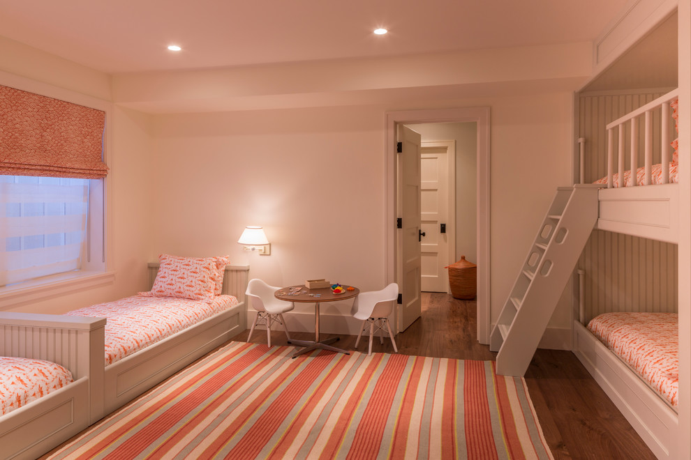 Diseño de dormitorio infantil de 4 a 10 años marinero de tamaño medio con paredes grises y suelo de madera en tonos medios