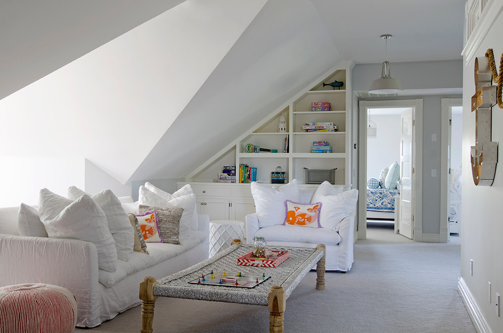 Aménagement d'une chambre d'enfant bord de mer avec un mur gris et moquette.