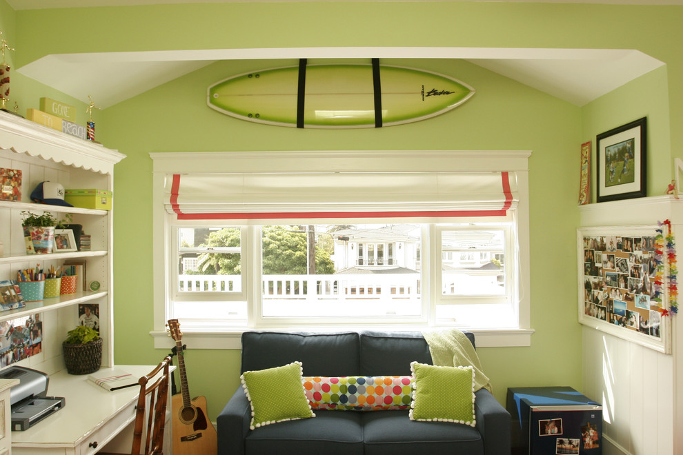 Cette image montre une chambre d'enfant marine avec un bureau et un mur vert.