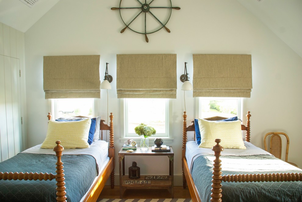 Immagine di una cameretta da letto stile marinaro con pareti bianche