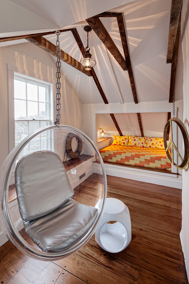 Bild på ett funkis barnrum kombinerat med sovrum, med vita väggar och mellanmörkt trägolv