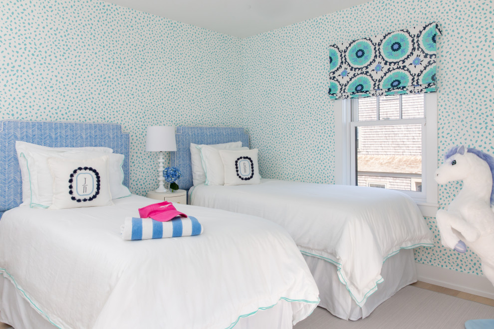 Ejemplo de dormitorio infantil marinero de tamaño medio con paredes multicolor y moqueta