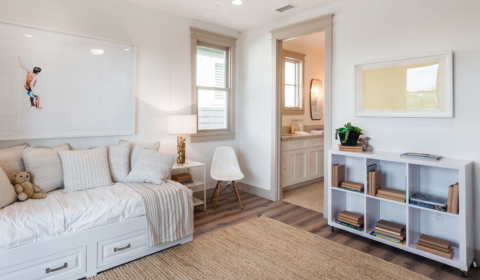 Ispirazione per una cameretta da letto tradizionale con pareti bianche e pavimento marrone